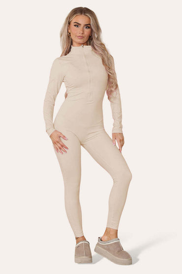 Ribbad jumpsuit med hög halsringning och dragkedja och krage framtill