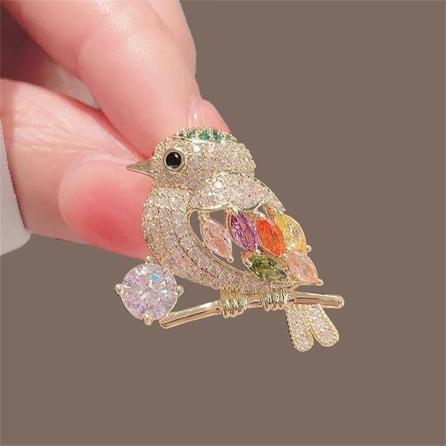 Broche d'oiseau pie animale entièrement en diamant