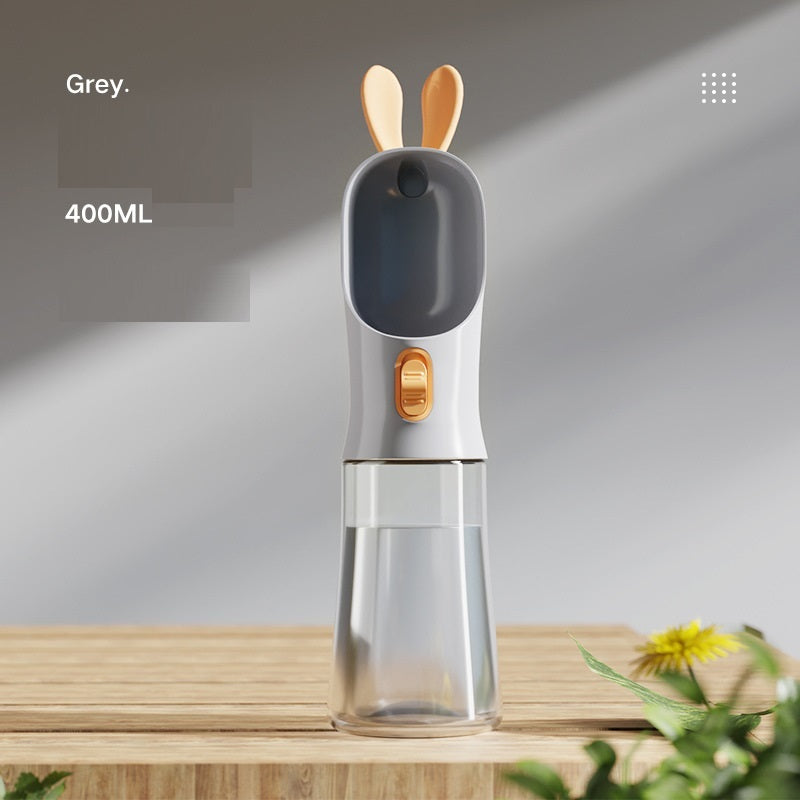 Les animaux de compagnie sortent avec une tasse d'alimentation et d'alimentation en eau portable