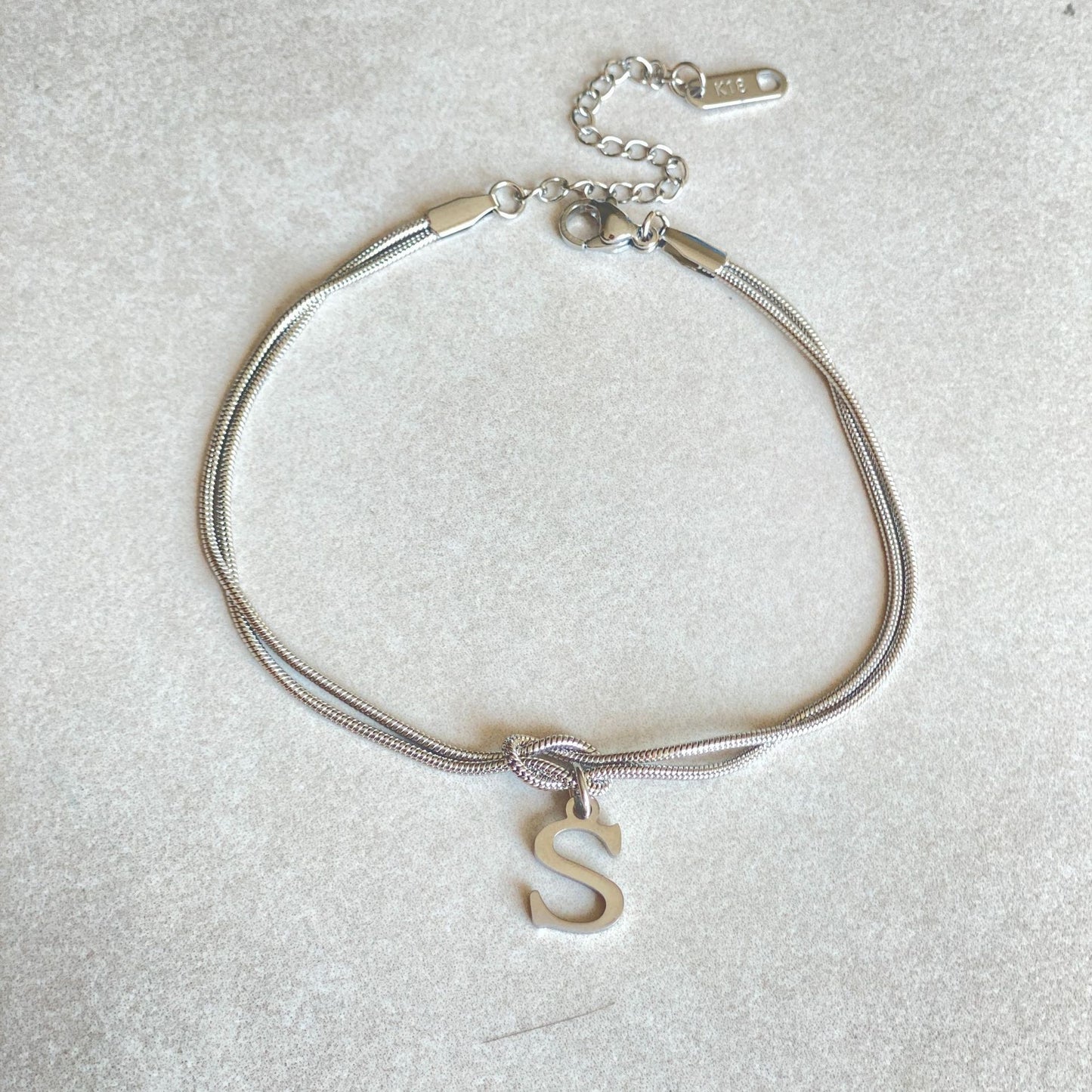 Nya bokstaven AZ kärleksknut armband för kvinnor par guldfärg läcker ormkedja berlockarmband rostfritt stål smycken present alla hjärtans dag presenter
