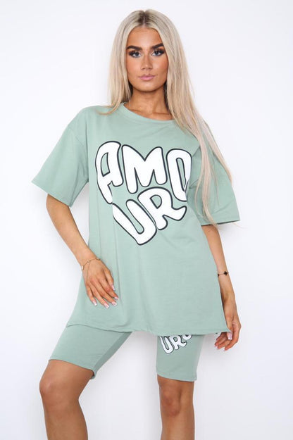 Cykelshorts och t-shirts, del av setet, tvådelat set med slits i sidan och tryckt slogan framtill