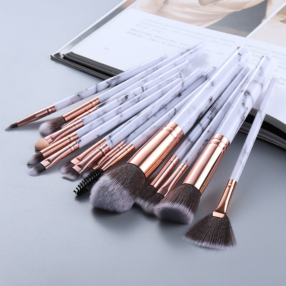 15 stylos de maquillage au design marbré