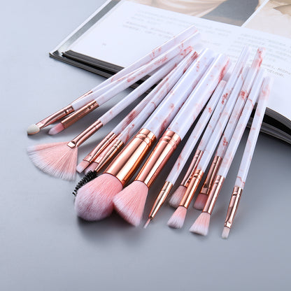 15 stylos de maquillage au design marbré