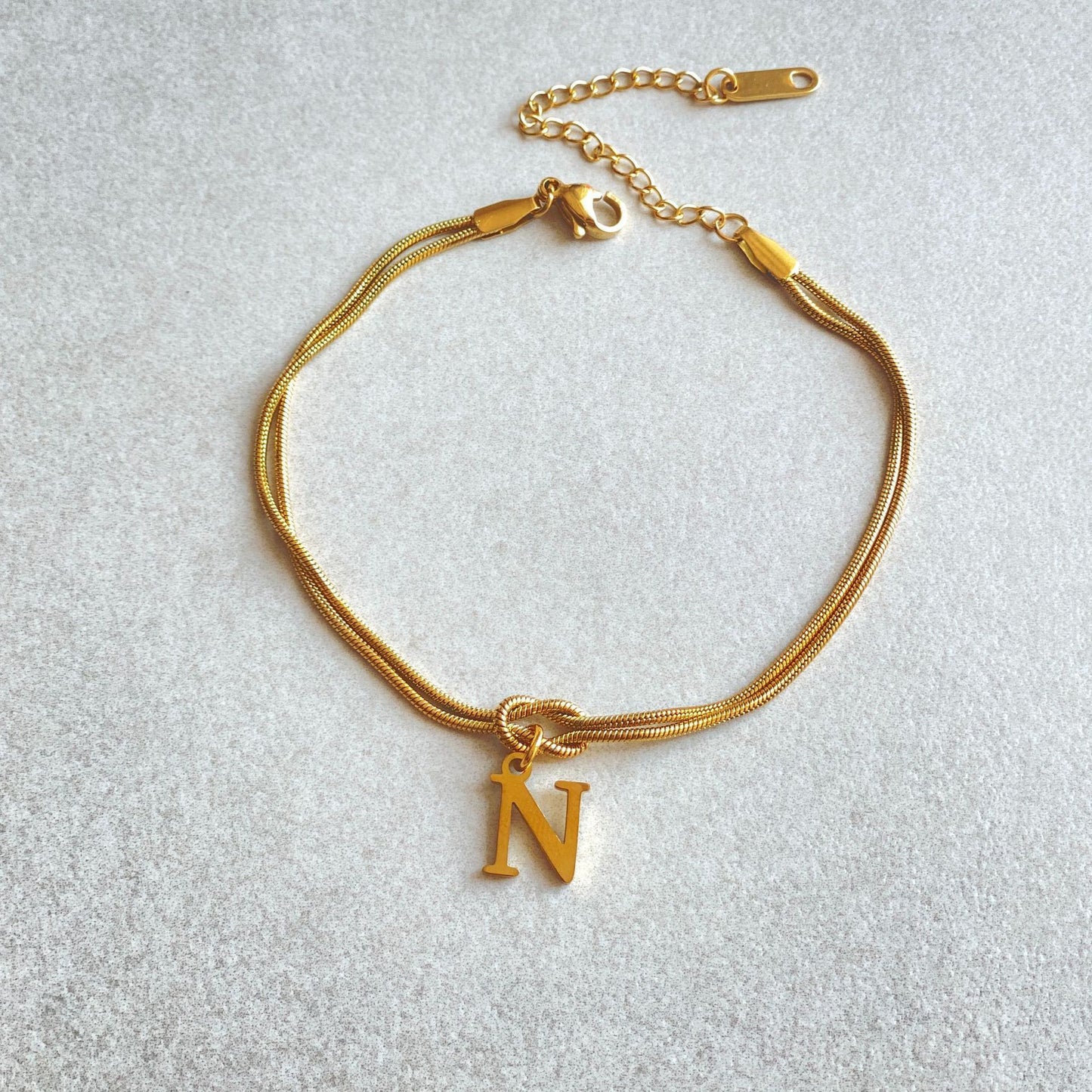 Nya bokstaven AZ kärleksknut armband för kvinnor par guldfärg läcker ormkedja berlockarmband rostfritt stål smycken present alla hjärtans dag presenter
