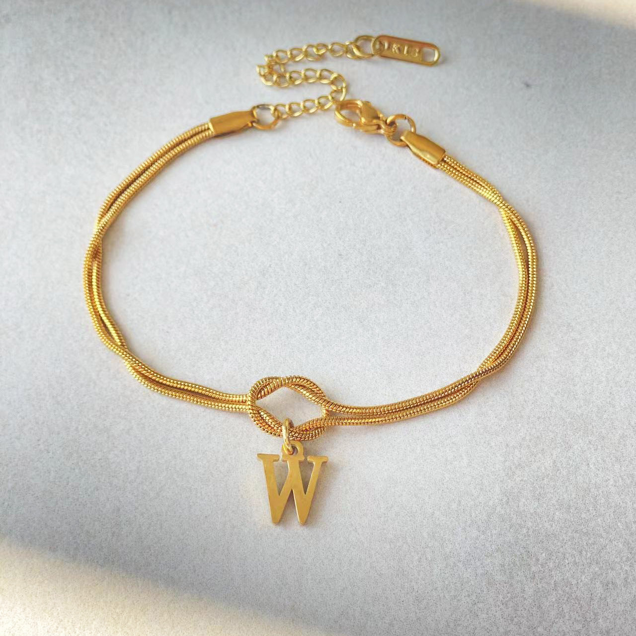 Nya bokstaven AZ kärleksknut armband för kvinnor par guldfärg läcker ormkedja berlockarmband rostfritt stål smycken present alla hjärtans dag presenter