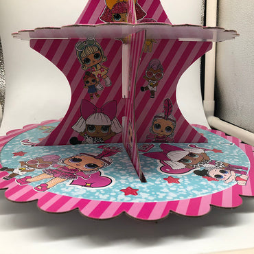 Présentoir à gâteau sur le thème d'anniversaire de poupée de dessin animé