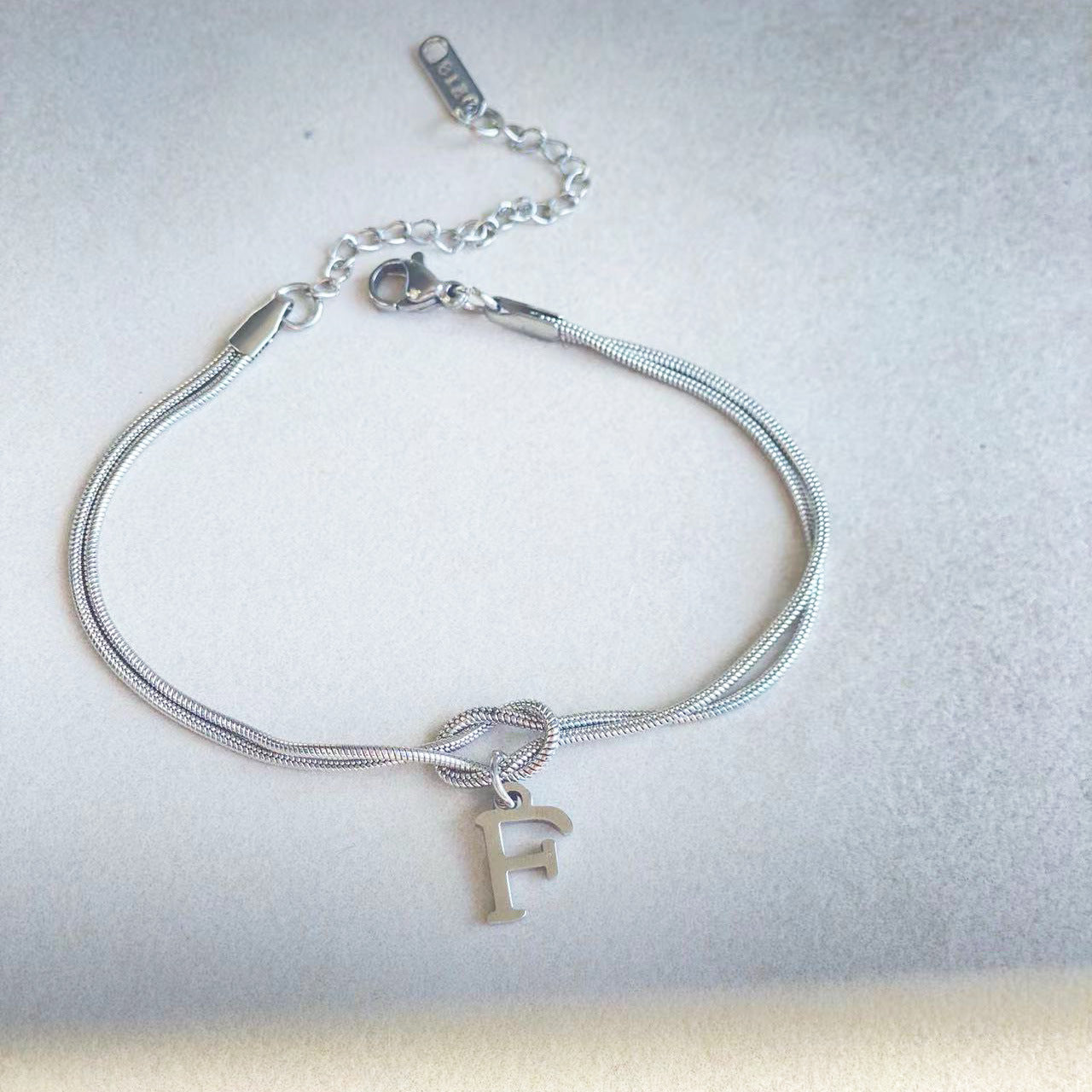 Nya bokstaven AZ kärleksknut armband för kvinnor par guldfärg läcker ormkedja berlockarmband rostfritt stål smycken present alla hjärtans dag presenter