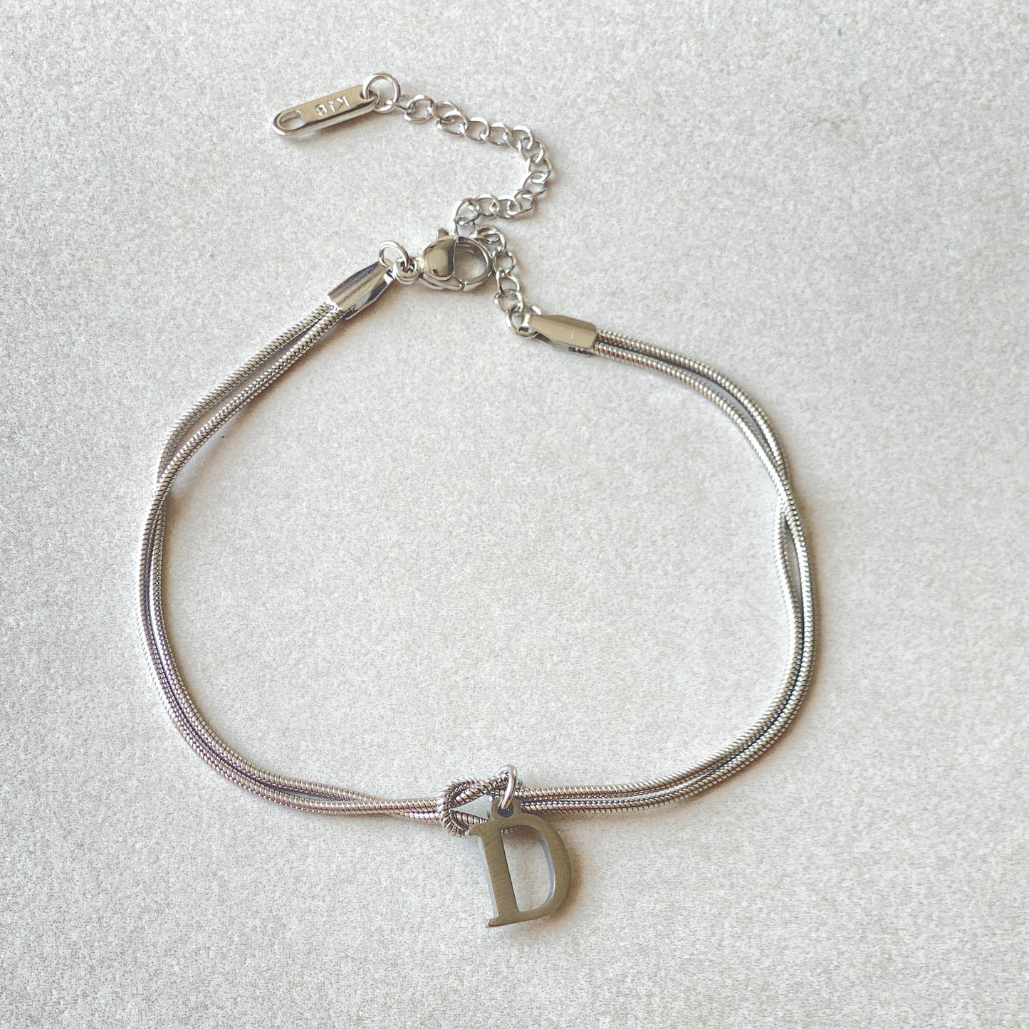 Nya bokstaven AZ kärleksknut armband för kvinnor par guldfärg läcker ormkedja berlockarmband rostfritt stål smycken present alla hjärtans dag presenter
