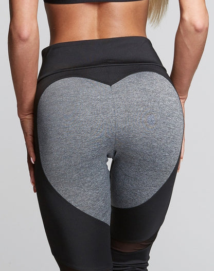 Entraînement avec des leggings push-up en forme de cœur