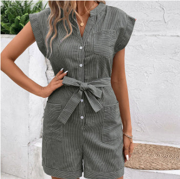 Het sommarfritidspendlingsjumpsuit med kritstrecksrandiga kortärmade shorts