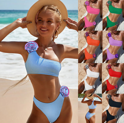 Tredimensionell blommig bikini med en axel och splitdetaljer