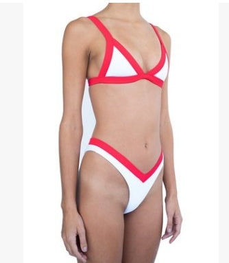 Delad bikini med djup V-ringning