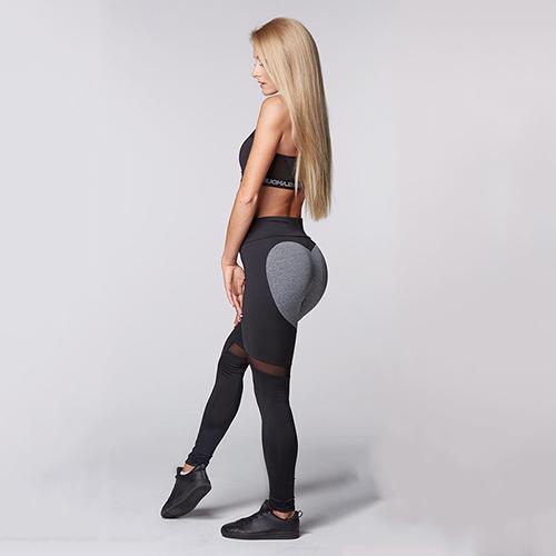 Entraînement avec des leggings push-up en forme de cœur