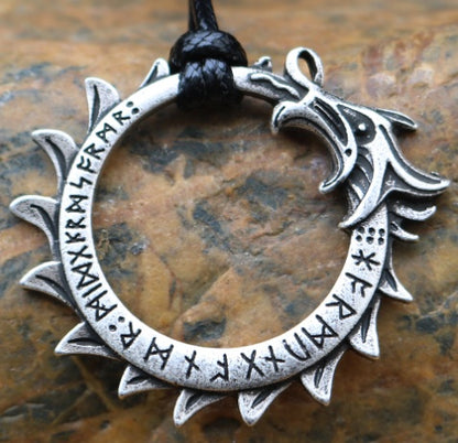 Chaîne à pendentif rune en corne circulaire fabriquée par Asgard