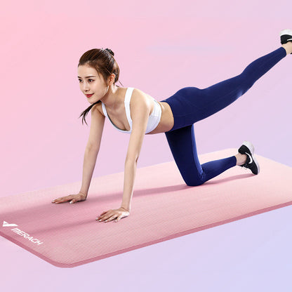 Män och kvinnor breddad yogamatta för hemmafitness