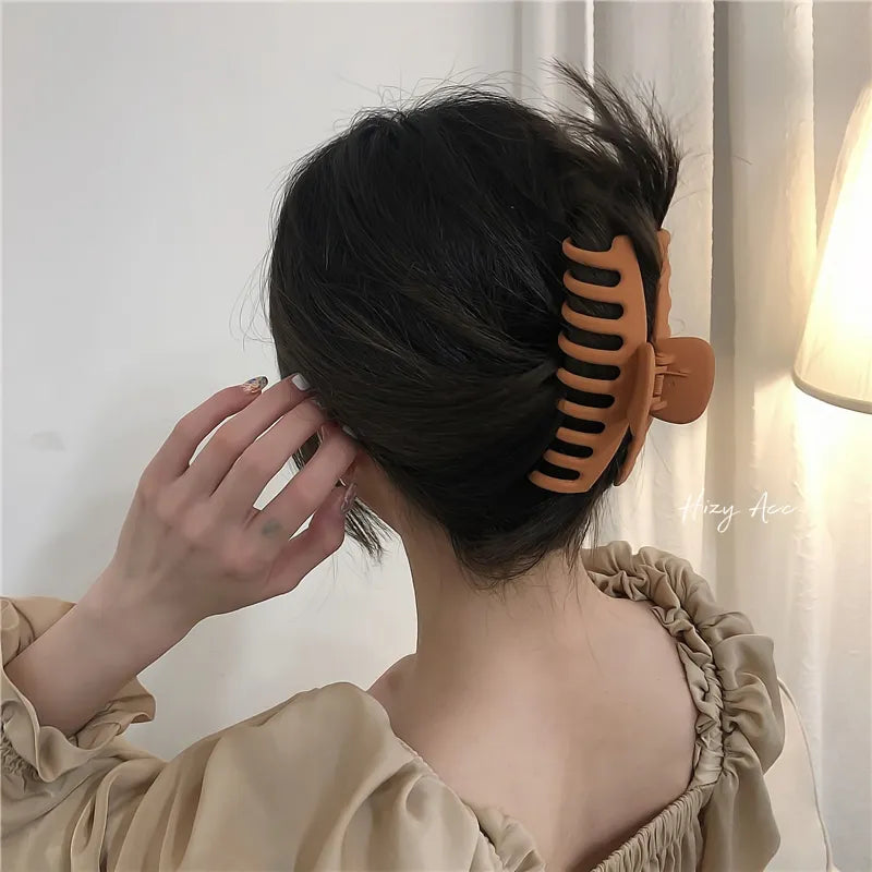 AOMU Sweet Scrub Color Acrylic Grasp Clip Simple Oval Hollow Leopard Grasp Hair Crab for Women Makeup Bath Hair Accessories