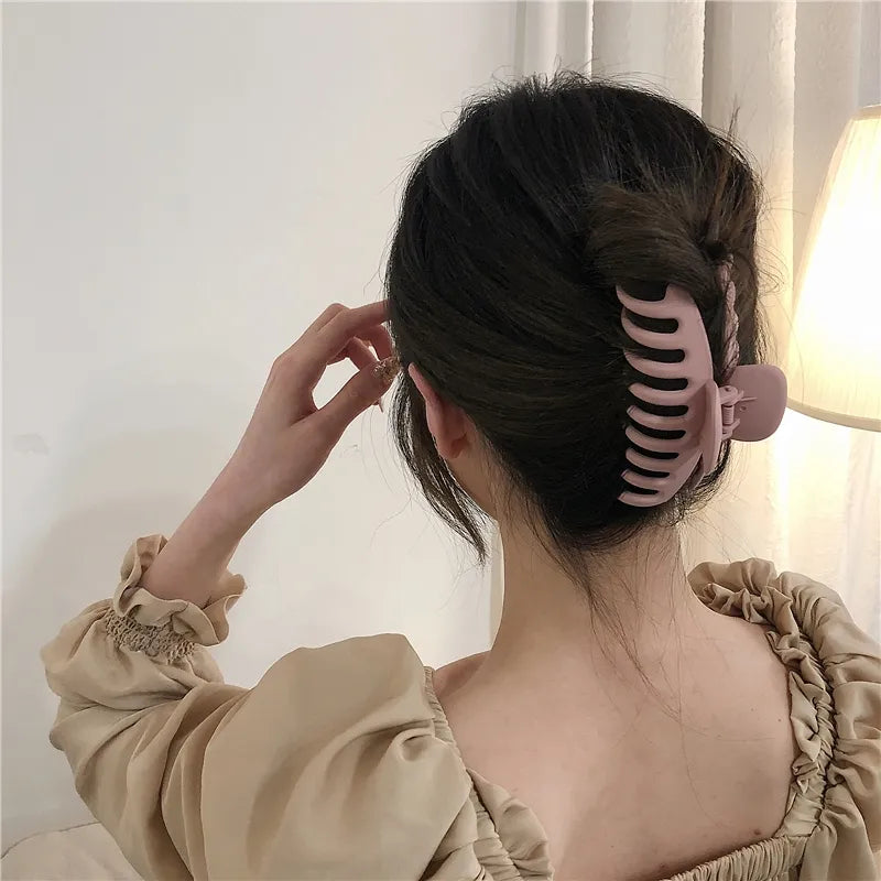 AOMU Sweet Scrub Color Acrylic Grasp Clip Simple Oval Hollow Leopard Grasp Hair Crab for Women Makeup Bath Hair Accessories