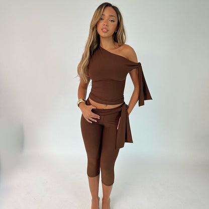 Enaxlad, kallaxlad design, bandage, åtsittande tvådelad kostym