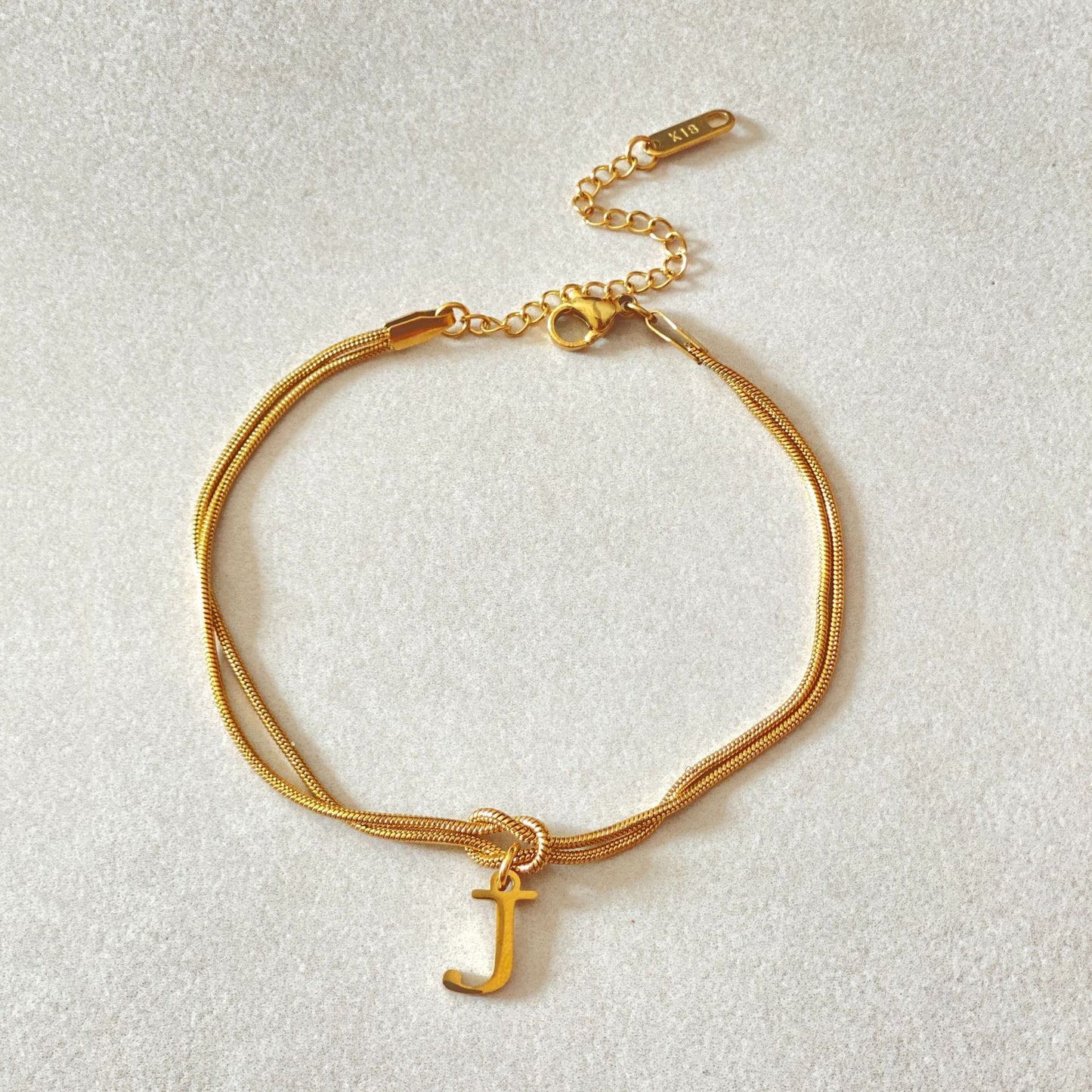 Nya bokstaven AZ kärleksknut armband för kvinnor par guldfärg läcker ormkedja berlockarmband rostfritt stål smycken present alla hjärtans dag presenter