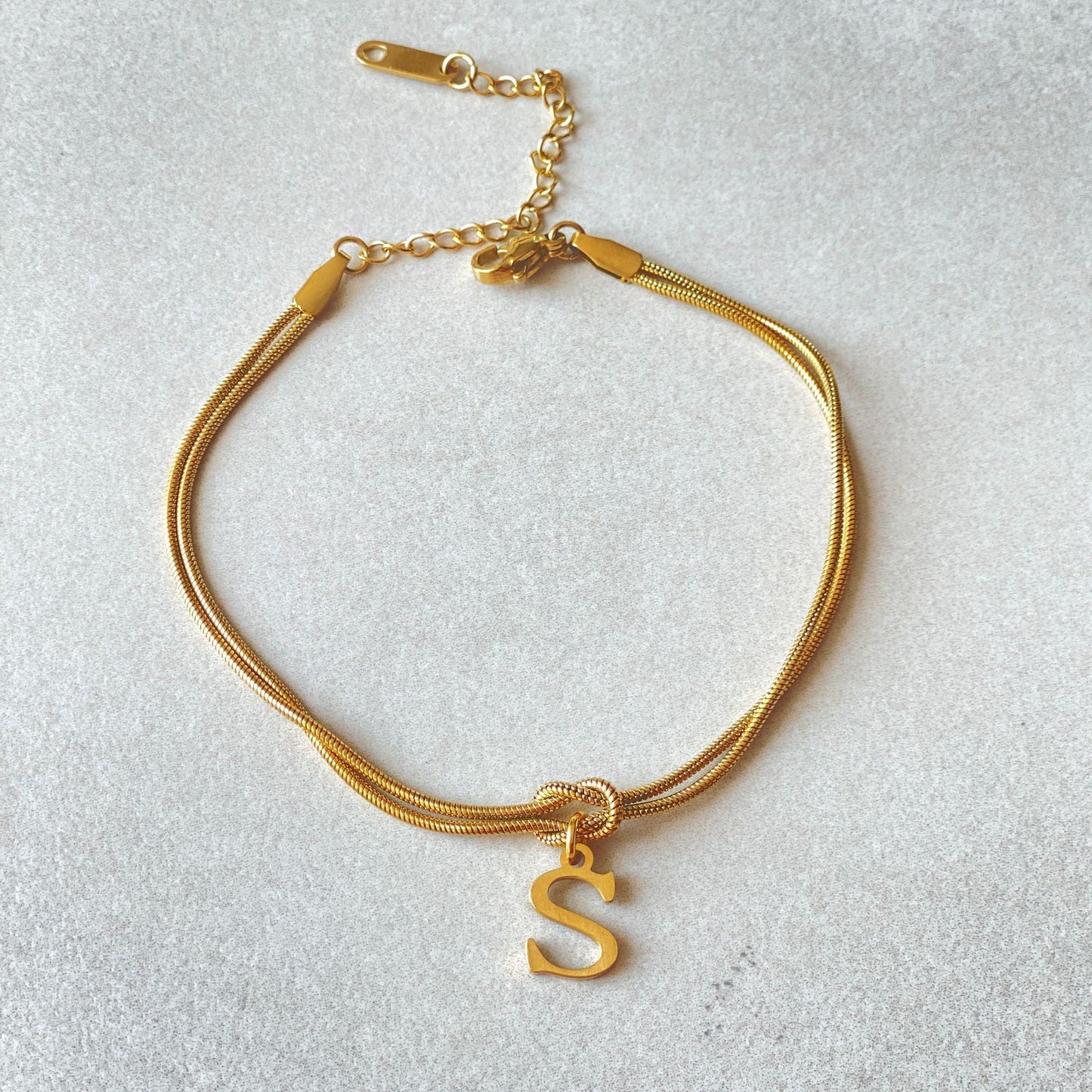 Nya bokstaven AZ kärleksknut armband för kvinnor par guldfärg läcker ormkedja berlockarmband rostfritt stål smycken present alla hjärtans dag presenter