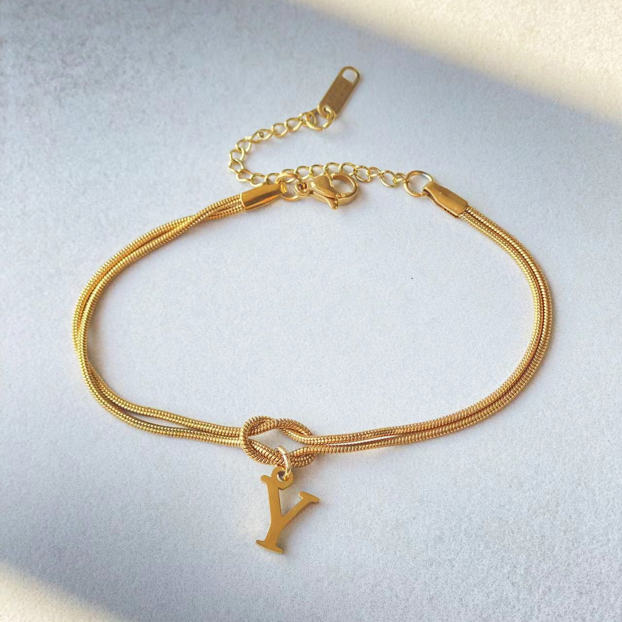 Nya bokstaven AZ kärleksknut armband för kvinnor par guldfärg läcker ormkedja berlockarmband rostfritt stål smycken present alla hjärtans dag presenter