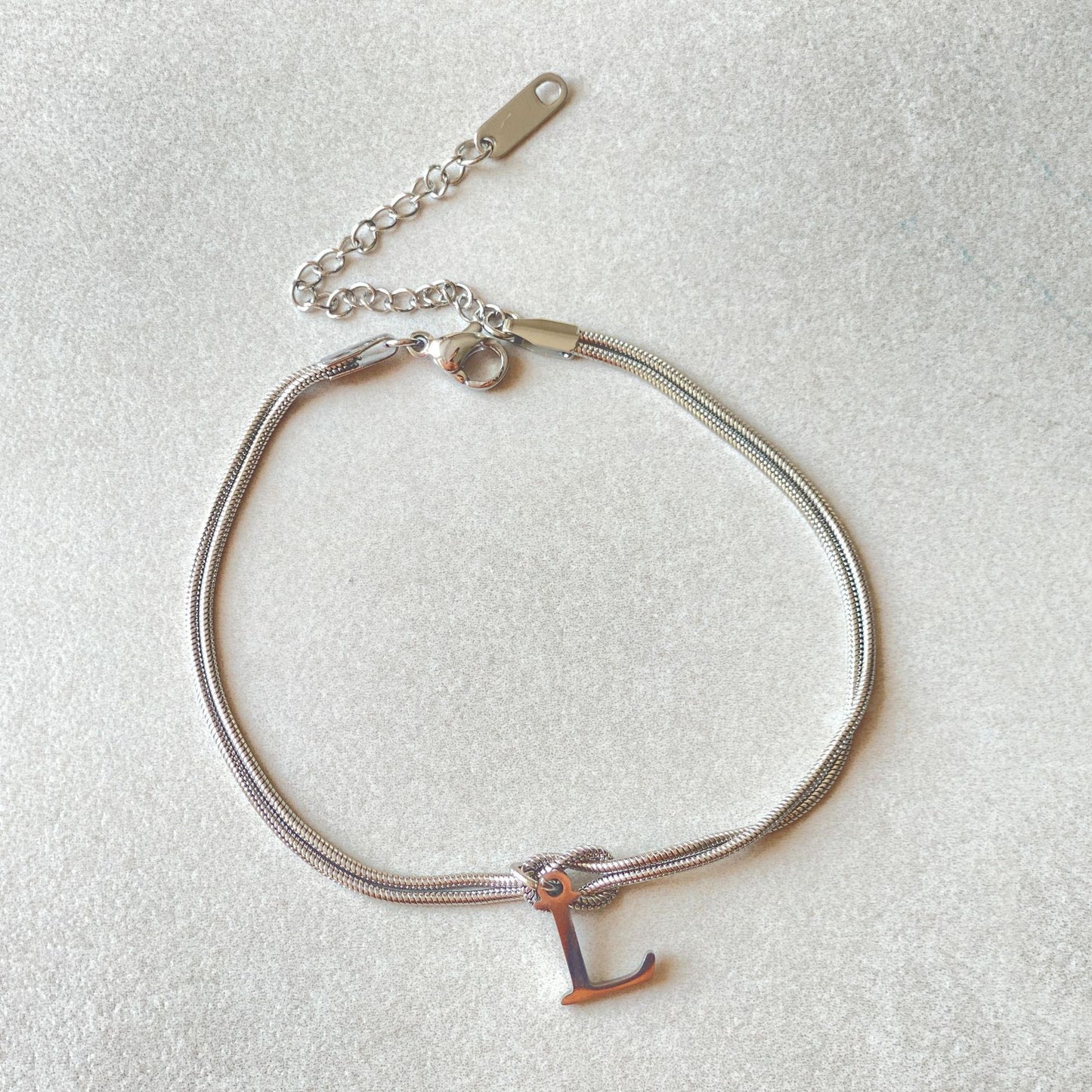 Nya bokstaven AZ kärleksknut armband för kvinnor par guldfärg läcker ormkedja berlockarmband rostfritt stål smycken present alla hjärtans dag presenter