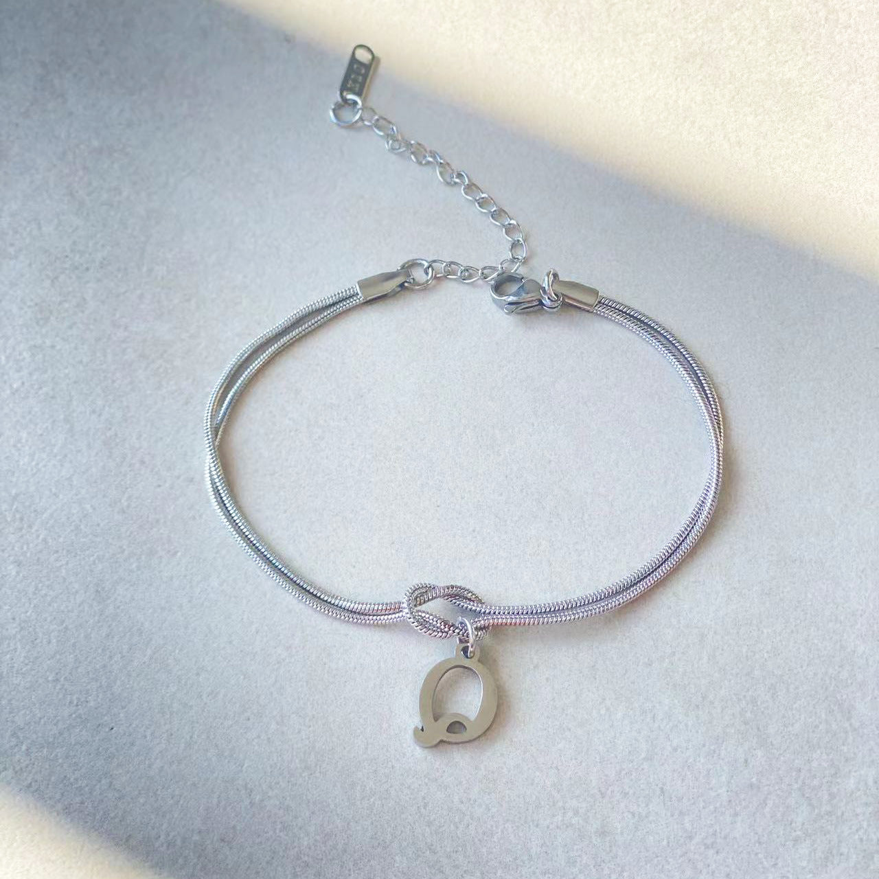 Nya bokstaven AZ kärleksknut armband för kvinnor par guldfärg läcker ormkedja berlockarmband rostfritt stål smycken present alla hjärtans dag presenter