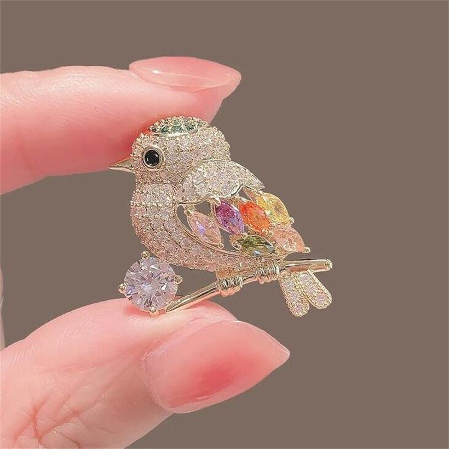 Broche d'oiseau pie animale entièrement en diamant