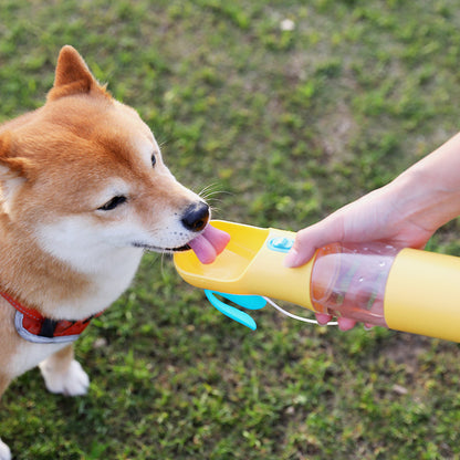 Les animaux de compagnie sortent avec une tasse d'alimentation et d'alimentation en eau portable