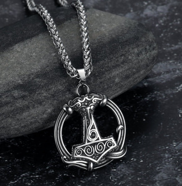 Chaîne à pendentif rune en corne circulaire fabriquée par Asgard