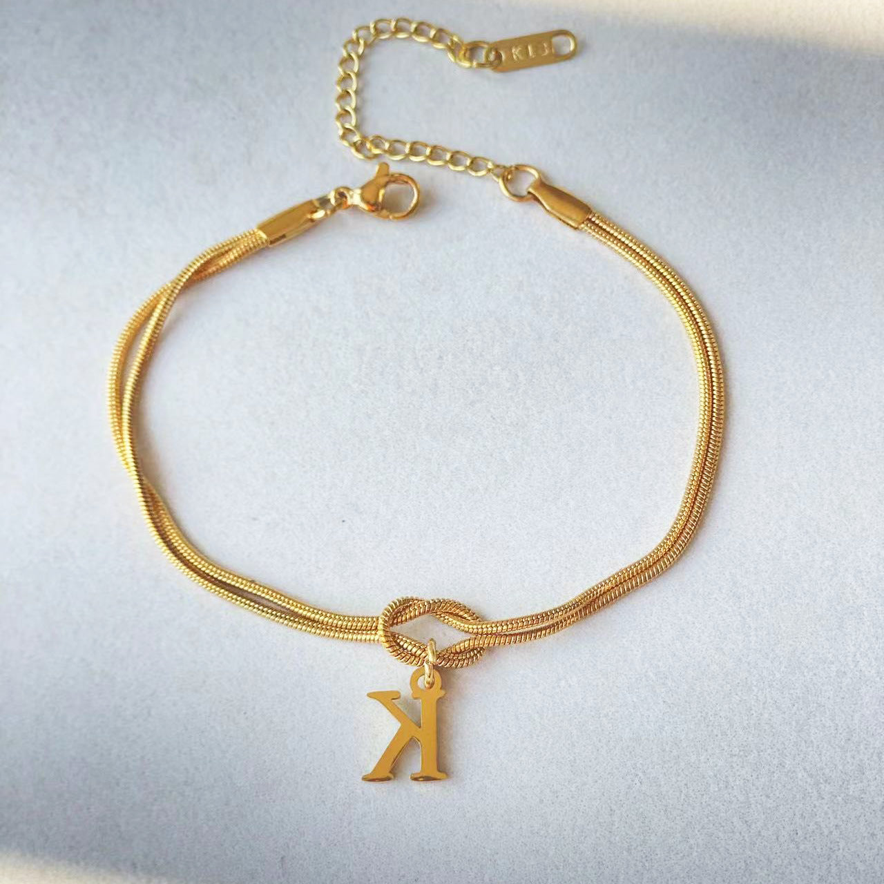 Nya bokstaven AZ kärleksknut armband för kvinnor par guldfärg läcker ormkedja berlockarmband rostfritt stål smycken present alla hjärtans dag presenter