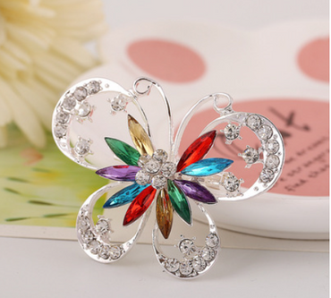 Broche de personnalité exagérée en forme de papillon, sertie de diamants