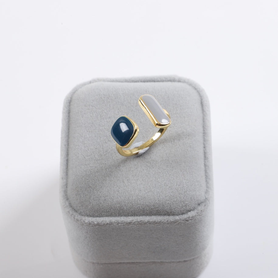 Eleganta kvinnor med geometriska droppande ringar