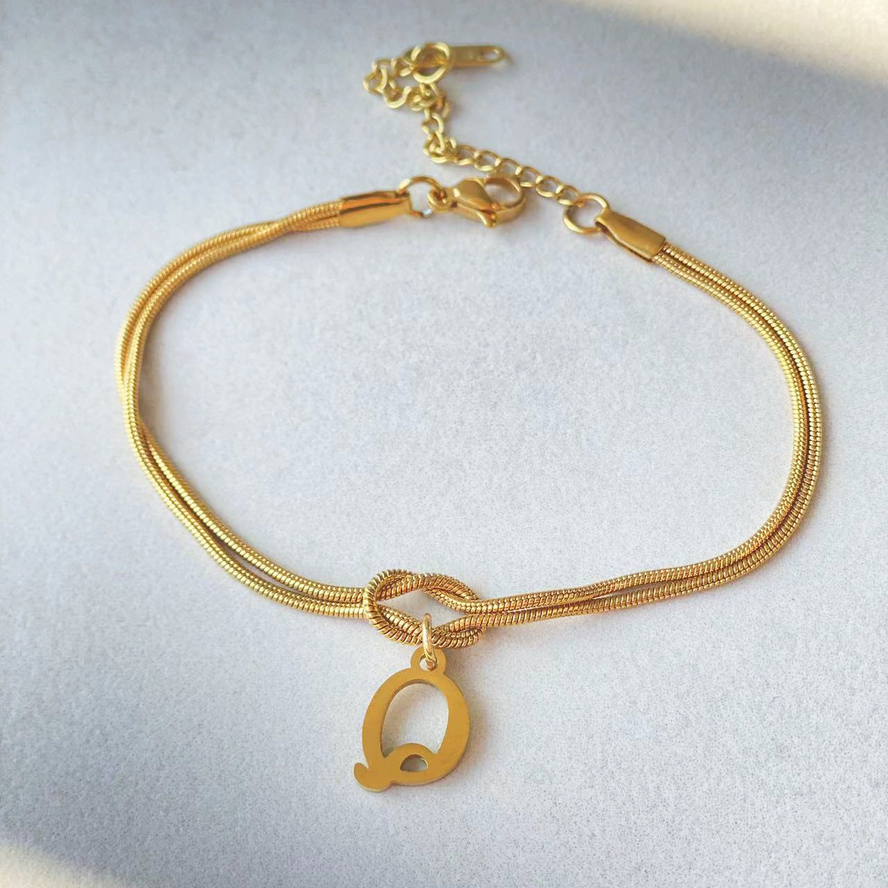 Nya bokstaven AZ kärleksknut armband för kvinnor par guldfärg läcker ormkedja berlockarmband rostfritt stål smycken present alla hjärtans dag presenter